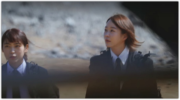 정장-차림의-두-여성