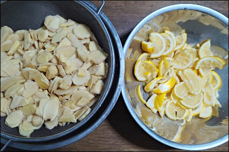 손질한 생강과 레몬