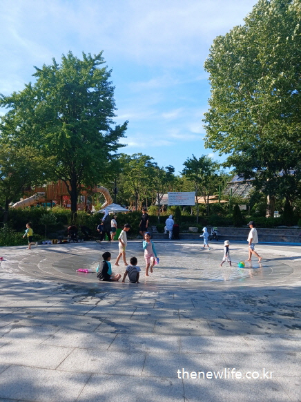 Circular splash pad at Children’s Grand Park filled with kids playing in the summer/여름철 아이들이 놀고 있는 서울 어린이대공원의 원형 물놀이터