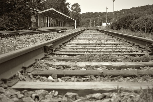 간이역의 승강장 없는 역사, 도대체 어디서 타는 걸까?