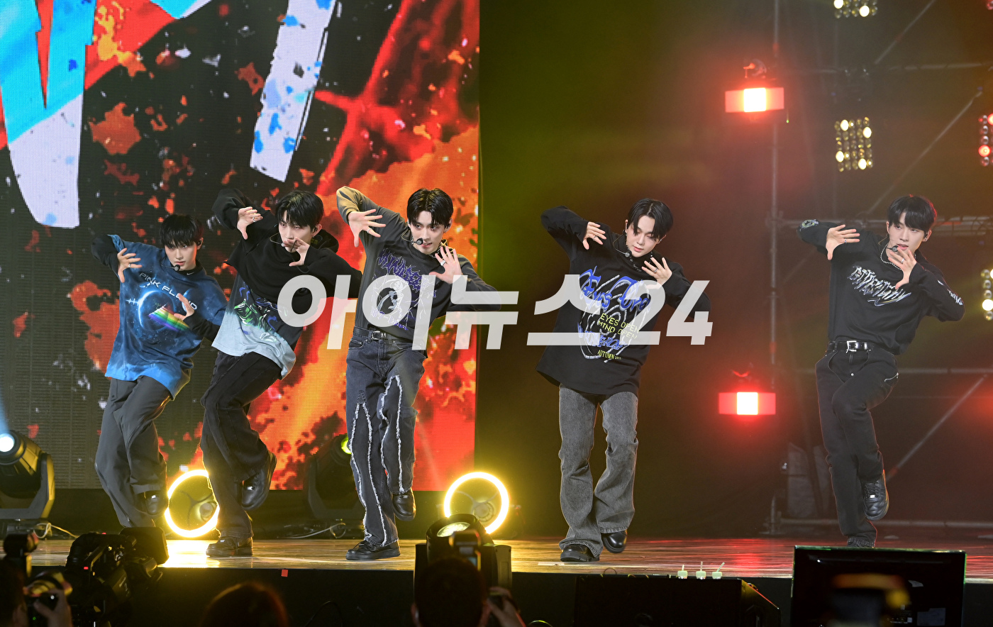 그룹 티엔엑스(TNX)가 15일 오후 서울 용산구 블루스퀘어에서 열린 TNX의 두 번째 미니앨범 '러브 네버 다이즈(Love Never Dies)' 쇼케이스에서 포토타임을 갖고 있다.