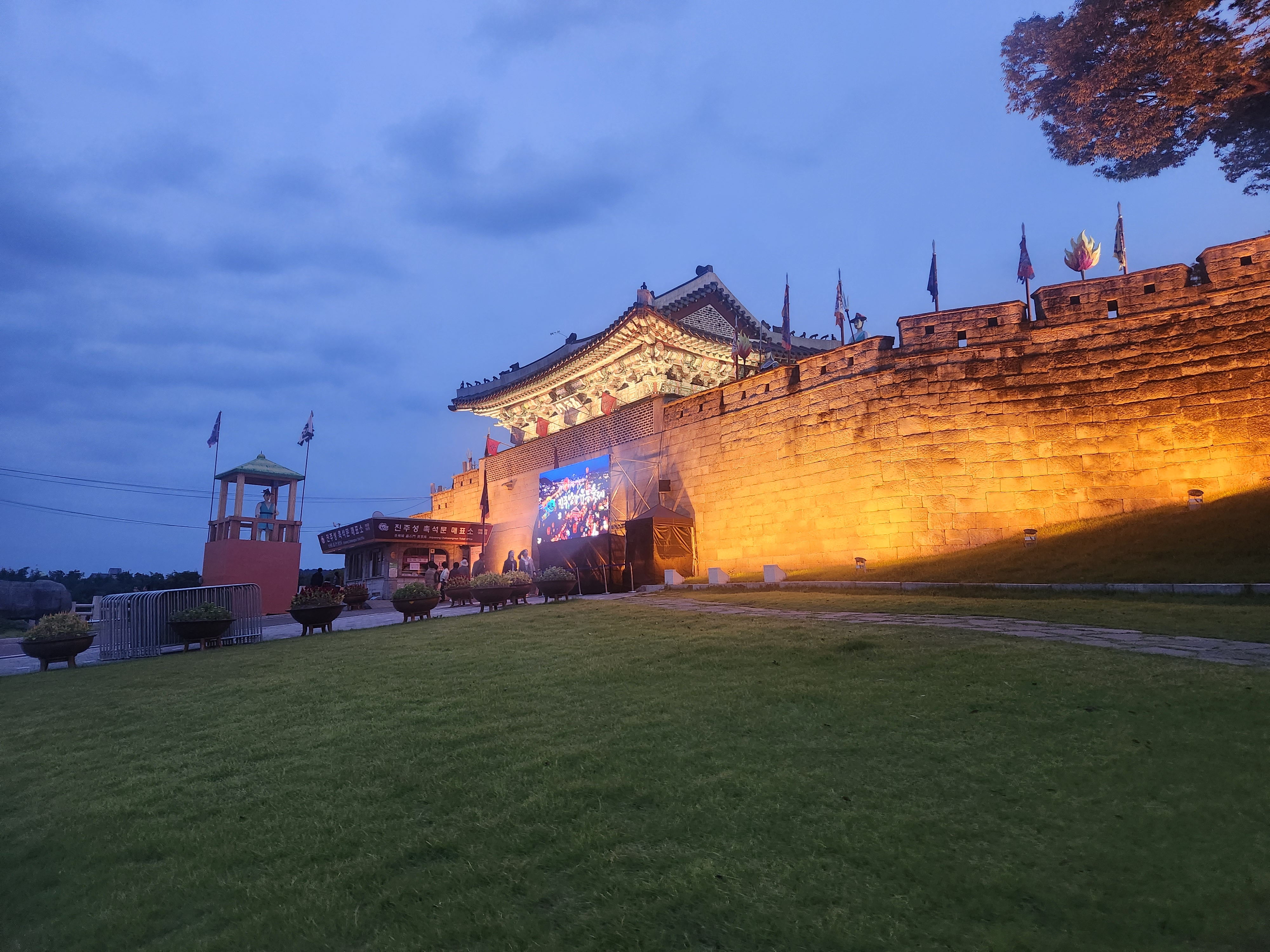 진주성 외곽 입구 전경