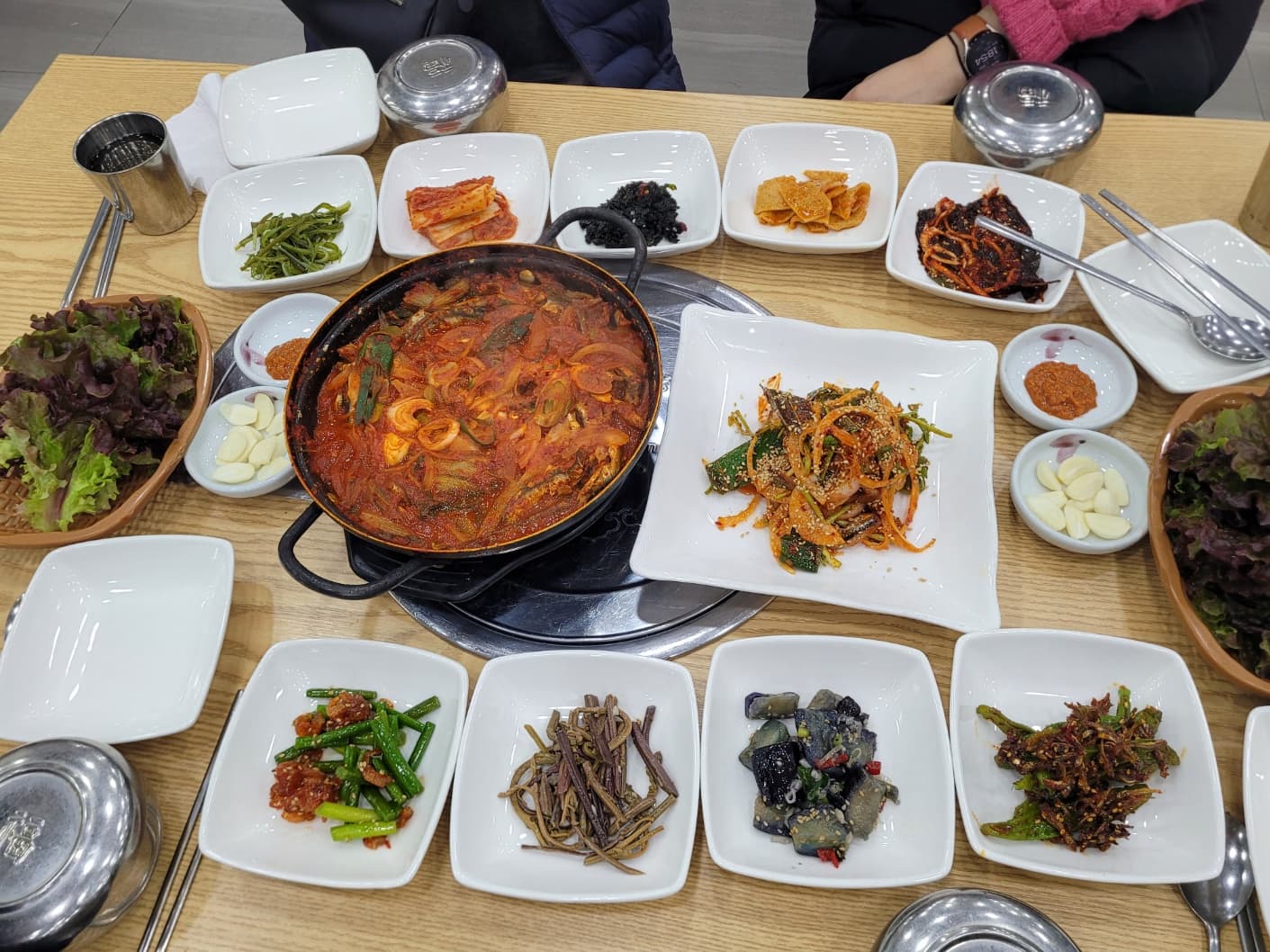 남해에서 맛볼 수 있는 멸치쌈밥: 바다의 맛을 담은 특별한 한 끼