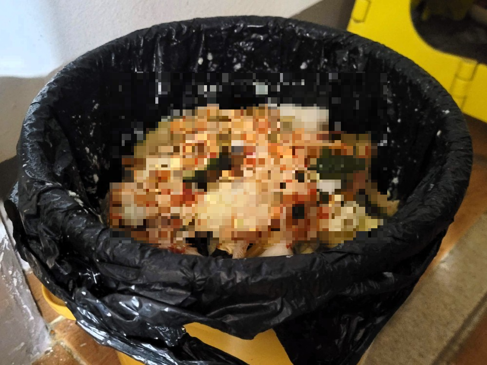 음식물 쓰레기에 EM 원액 뿌리는 모습"