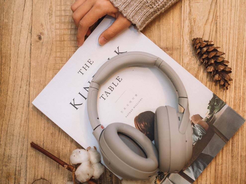 소니 노이즈캔슬링 헤드폰 WH-1000XM와 독서