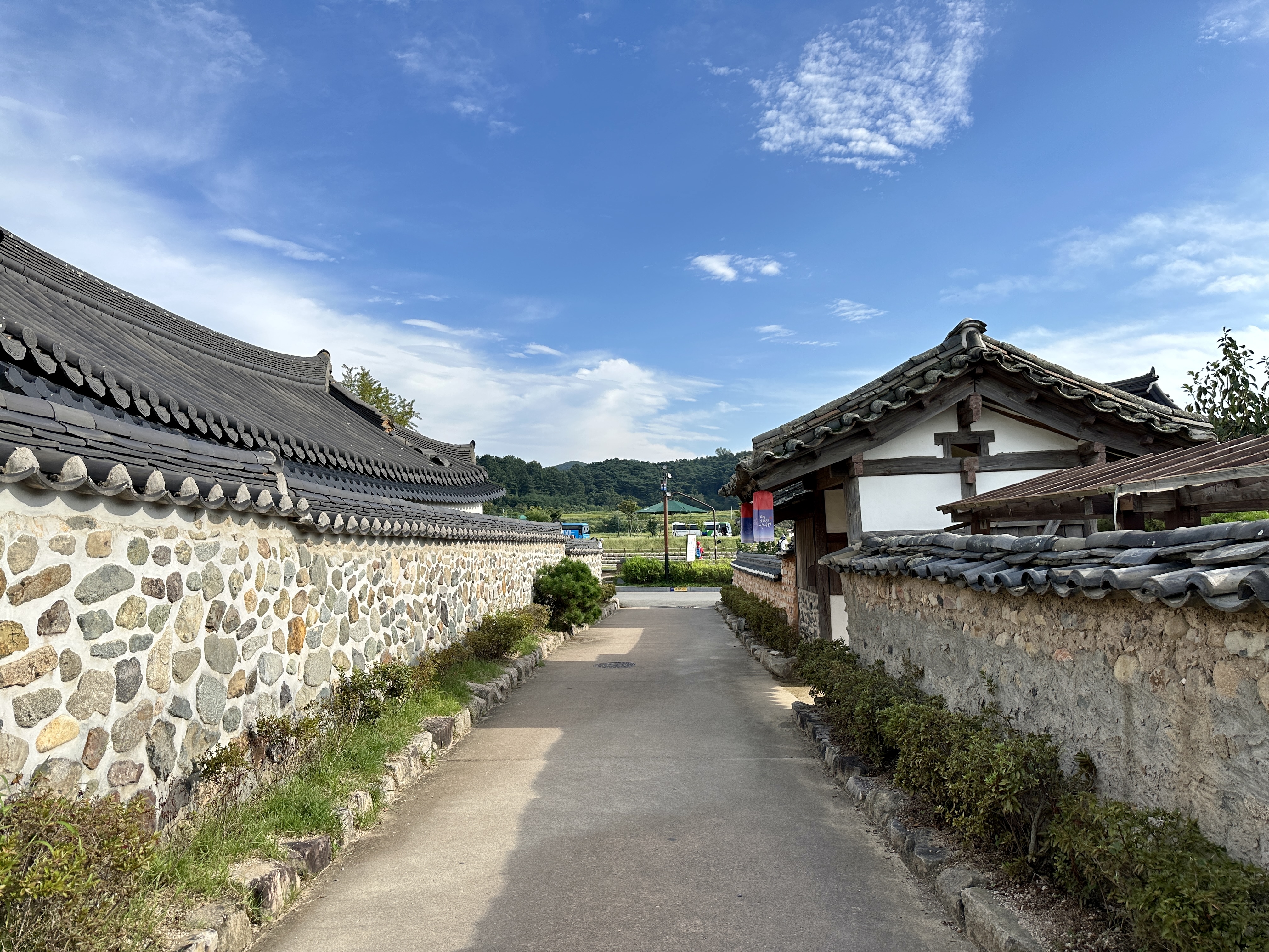 교촌마을 돌담길