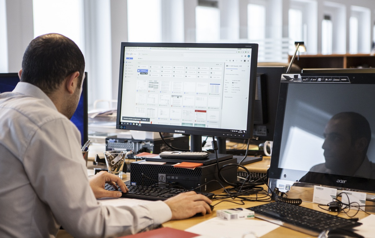 근로자의 날에 출근한 공무원