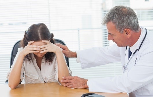 자궁경부암-진단을-설명하는-의사와-진단을-받은-환자가-절망스러워하는-사진