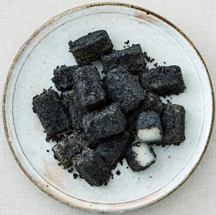 한국의 떡 종류 인절미-흑임자 인절미