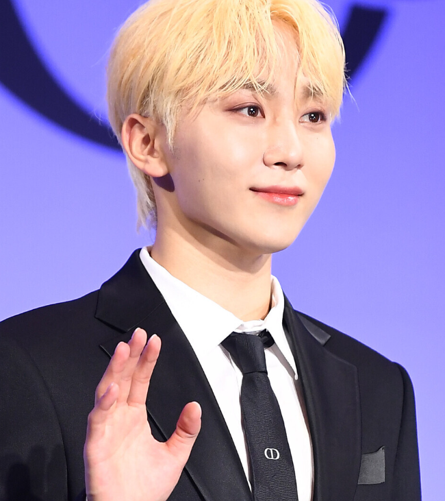 승관이 손흔들고 있는 사진