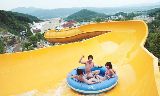 타워래프트 놀이기구의 모습을 보여주는 이미지입니다.