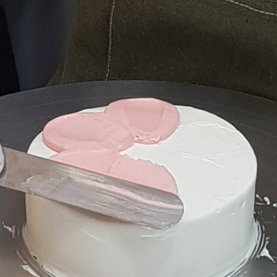 셀프 픽업 시스템 도입 후 고객 응대 대신 케이크 디자인과 제작에 온전히 집중하고 있는 사장님의 모습