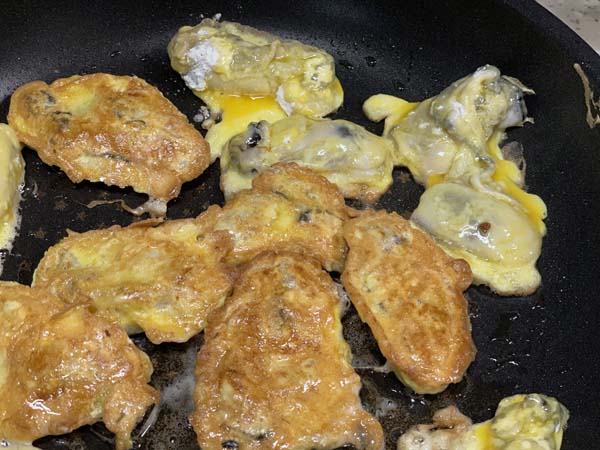 팬위에 굴전이 부쳐지고있다