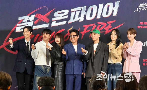 영케이, 킹키, 정은지, 윤종신, 개코, 선우정아, 장도연이 JTBC 오디션 프로그램 '걸스 온 파이어' 제작발표회에서 포즈를 취하고 있다. [사진=조이뉴스24 DB]