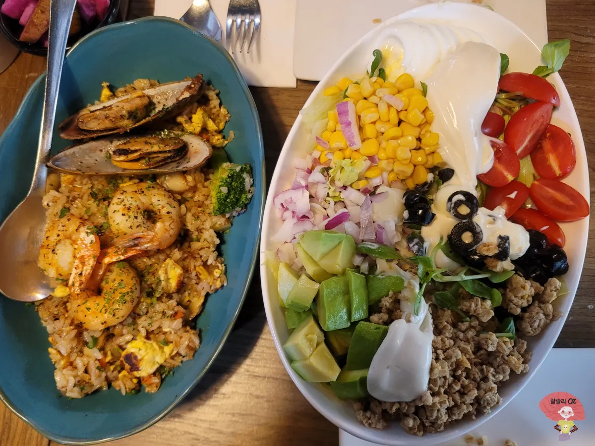 서울-송파구-잠실-크래프트아일랜드-음식점-메뉴-해산물-필라프와-아보카드-콥-샐러드-사진