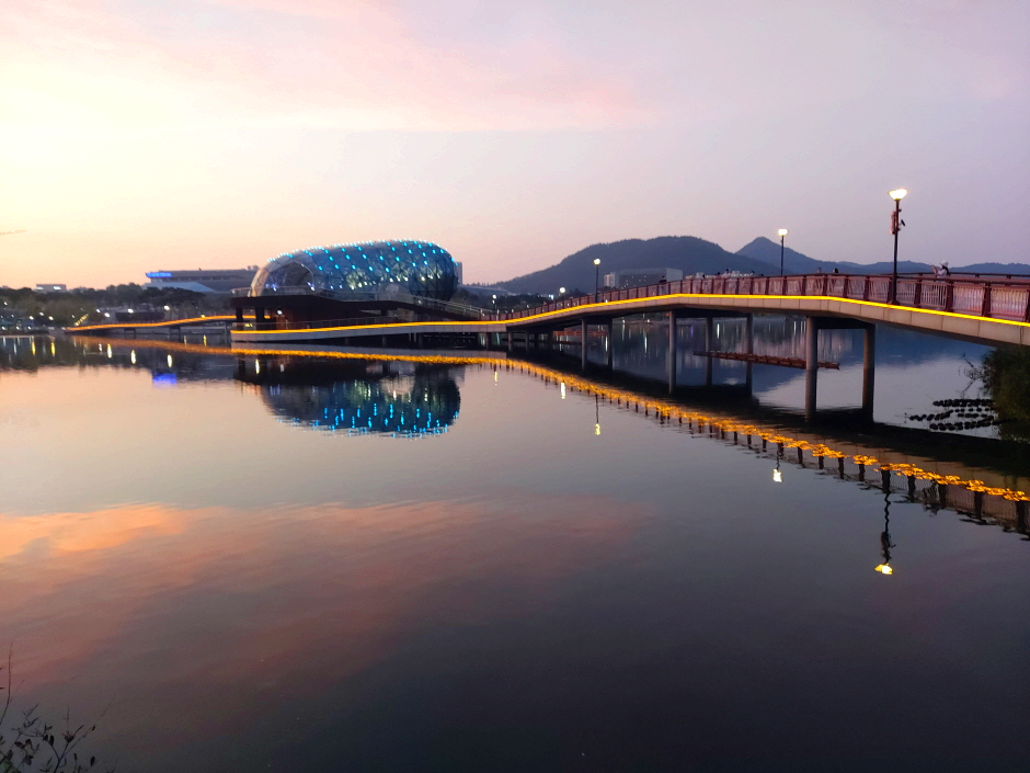 야경 호수 모습