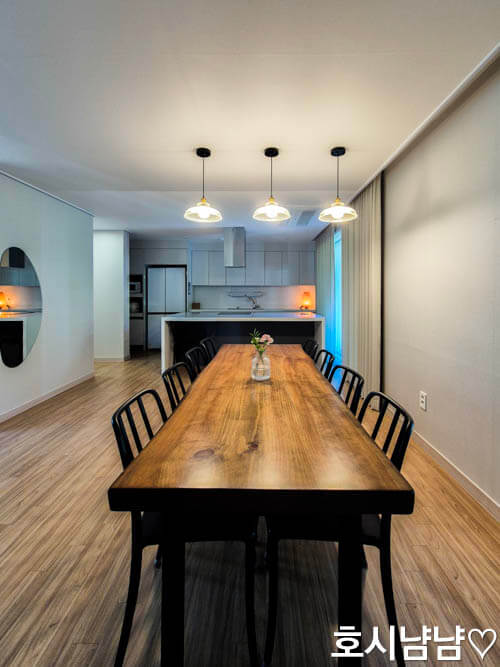 파라365펜션 1층 8인용 식탁