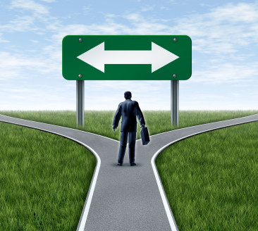 이미지 출처: AI 생성 이미지(콘텐츠 이해를 돕기 위한 시각 자료, 실제 인물을 특정하지 않은 AI 생성 이미지)
커리어 전환을 고민하며 자격증 선택과 향후 로드맵을 계획하는 성인의 모습