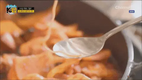 막국수-위에-닭고기,-그-위에-절임무생채가-올려진-닭갈비-삼합