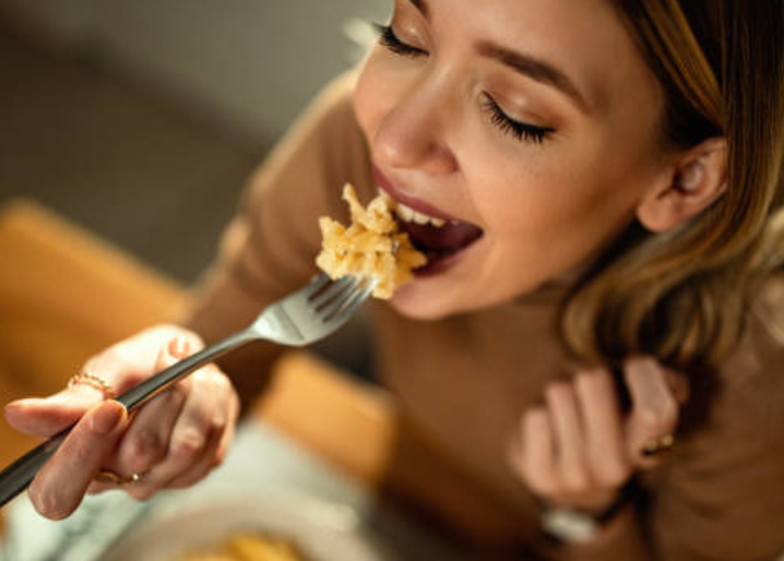 여성이-파스타를-먹는사진