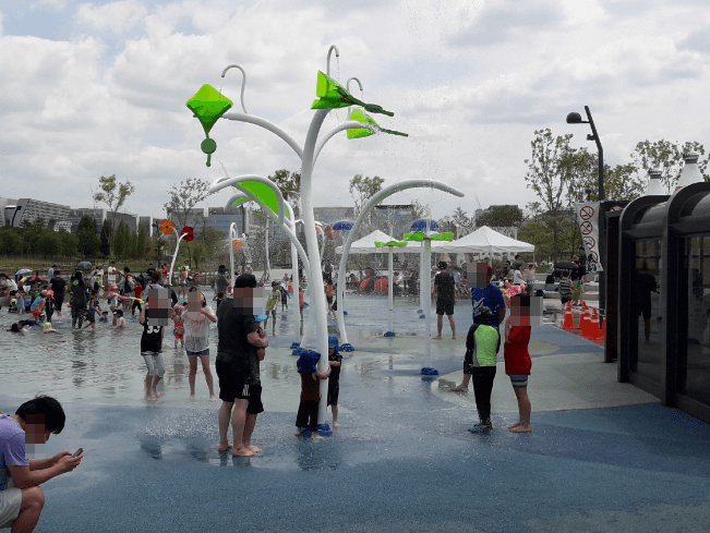 서울식물원-물놀이장-물놀이하는아이들