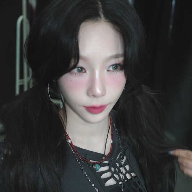 태연 메이크업 중 촬영 사진