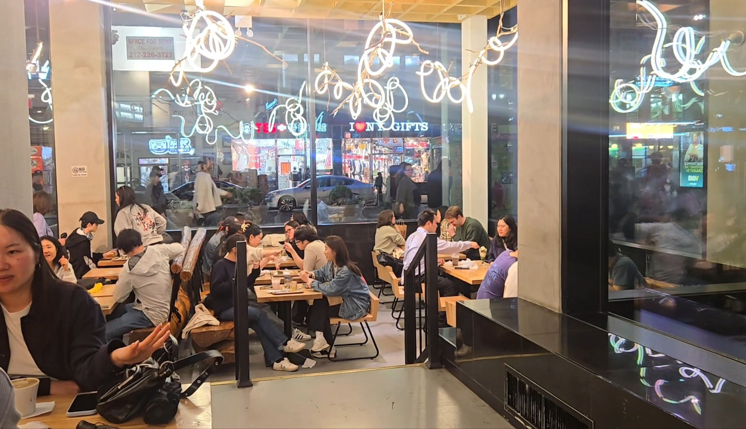 뉴욕코리안타운의 핫플레이스 Nana's Green Tea 매장모습, 자리는 많은데 앉을 곳이 없을 정도로 바쁘다