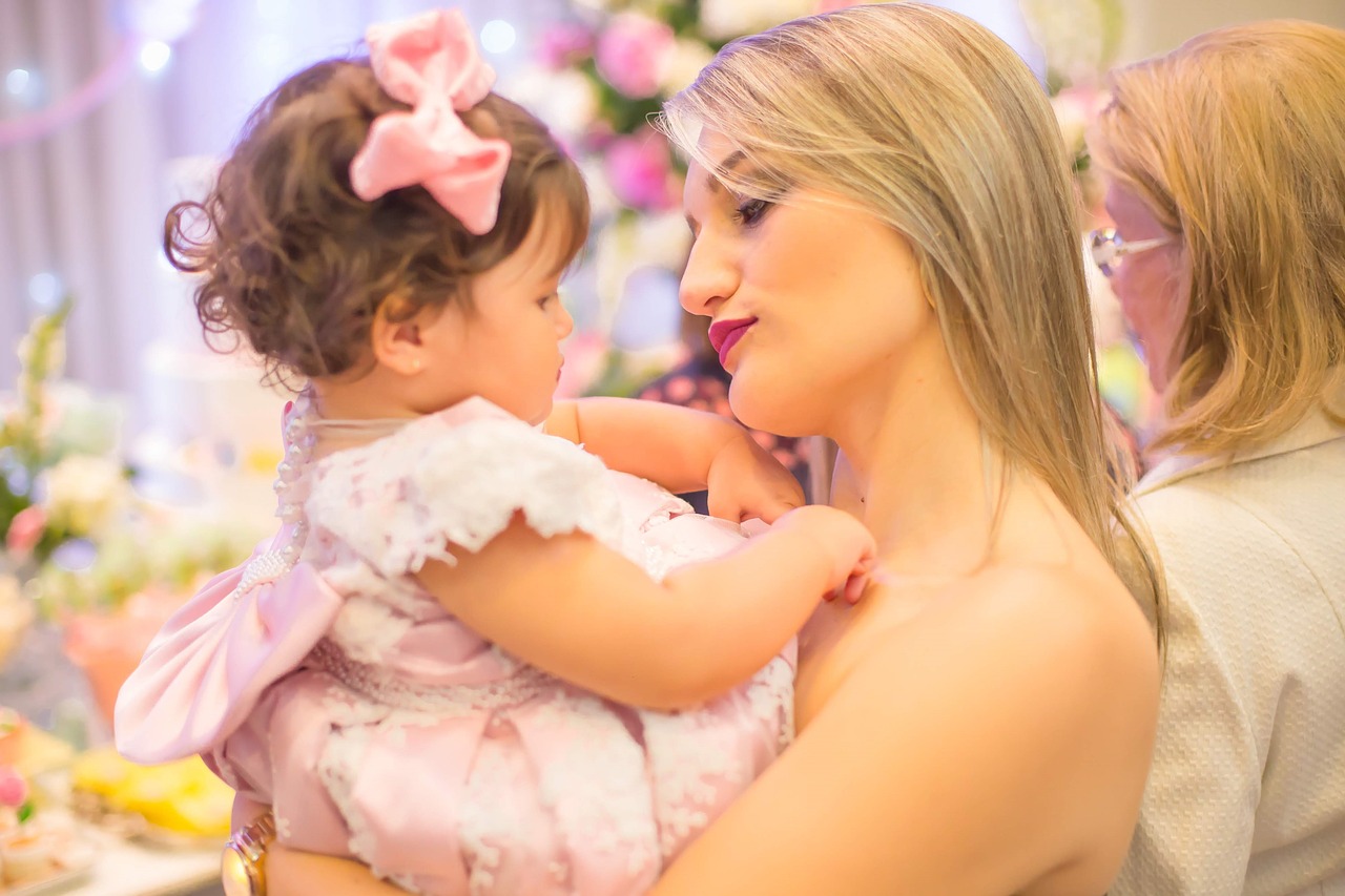 이모가-아기를-안고있는-모습