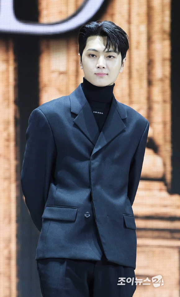 그룹 엔하이픈 제이가 22일 오후 서울 성북구 안암동 고려대학교 화정체육관에서 열린 엔하이픈(ENHYPEN) 미니 4집 '다크 블러드(DARK BLOOD)' 발매 기념 미디어 쇼케이스에서 포토타임을 갖고 있다. [사진=정소희 기자]