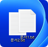 윈도우11 바탕화면에서 아이콘들이 겹쳐져 있는 화면