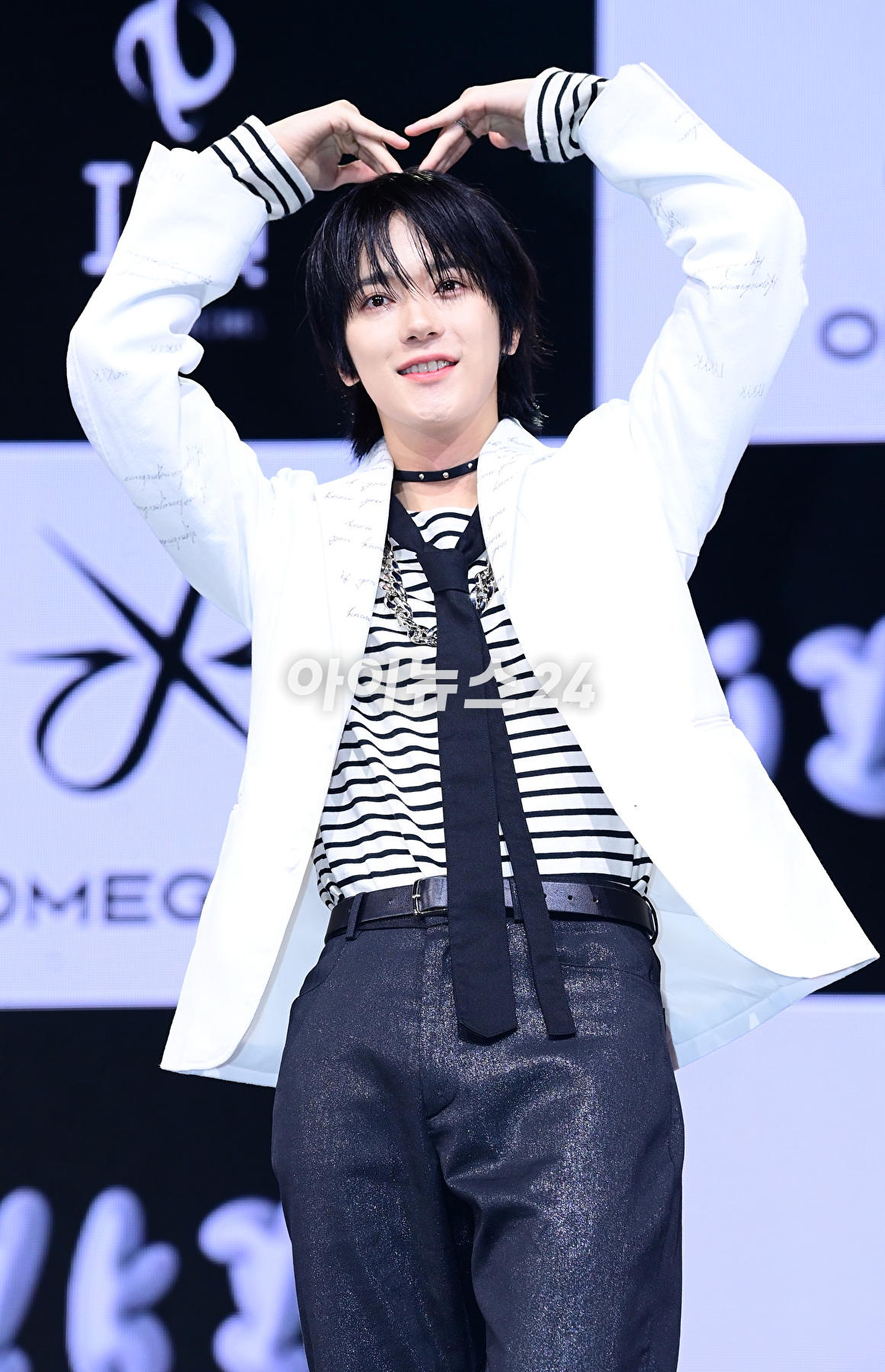 그룹 오메가엑스 예찬이 7일 오후 서울 광진구 예스24라이브홀에서 열린 오메가엑스(OMEGA X) 세 번째 미니앨범 'iykyk(if you know, you know)'(이프 유 노, 유 노) 발매 기념 쇼케이스에서 포토타임을 갖고 있다. [사진=정소희 기자]