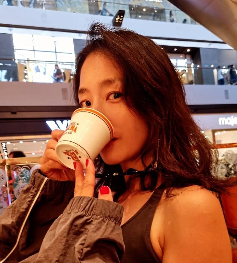 컵을들고-음료를마시는-긴머리여성의모습