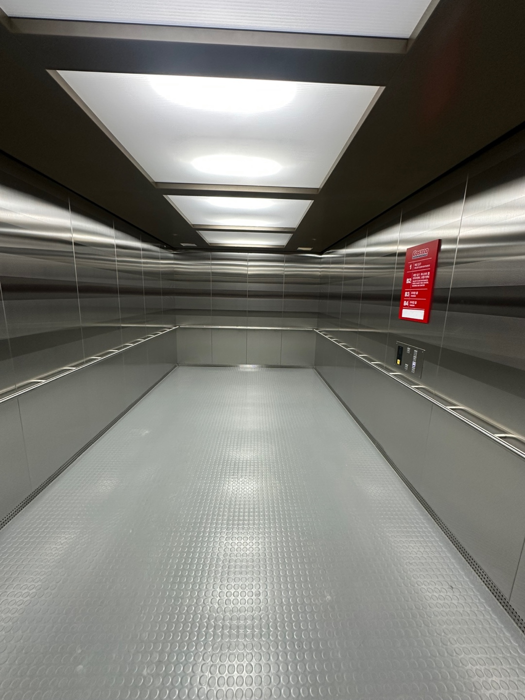 코스트코 평택점 엘리베이터 내부