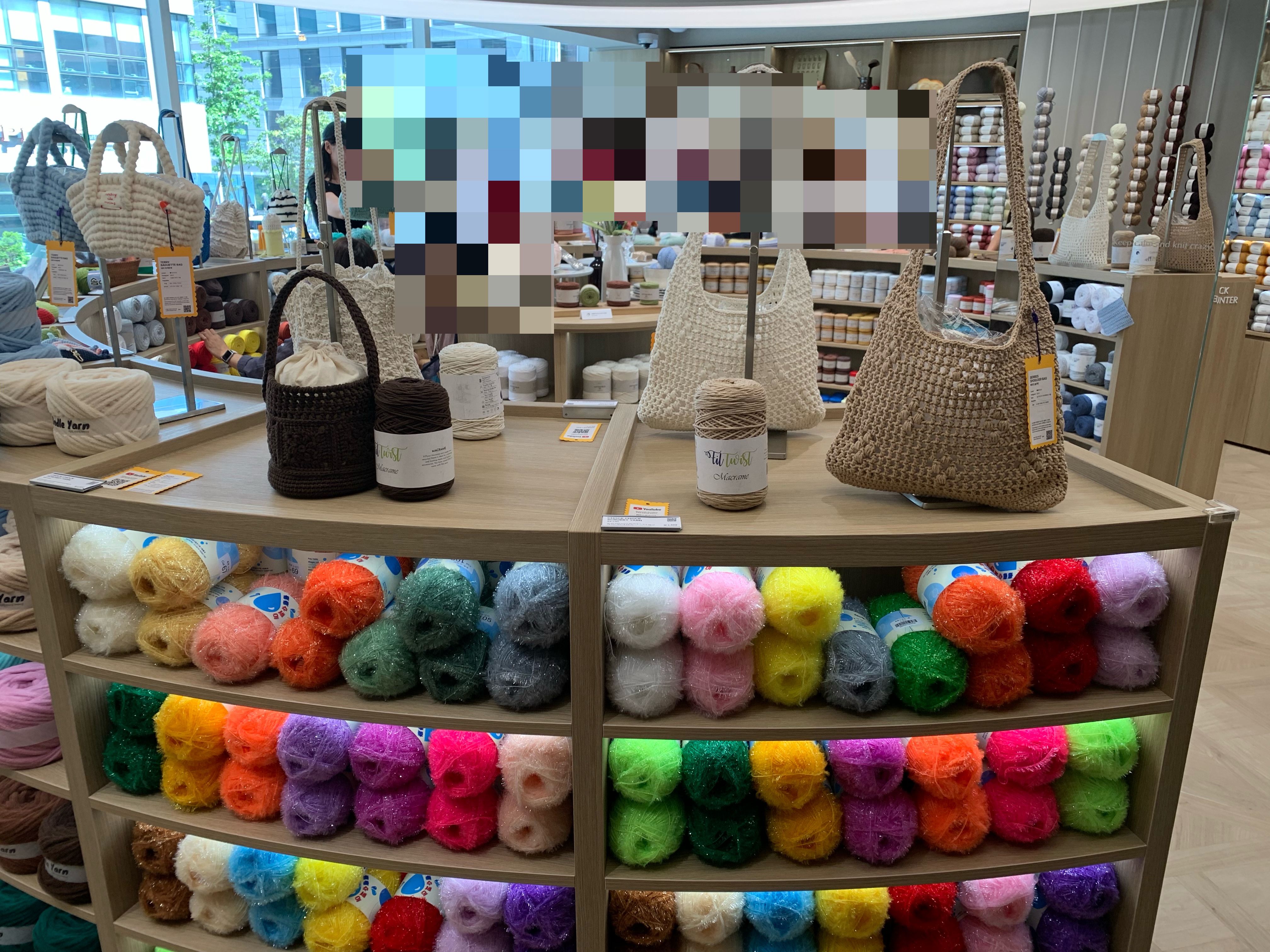 쎄비하우스 성수 방문 후기 - 압도적인 뜨개 제품군들이 배치되어있는 이미지