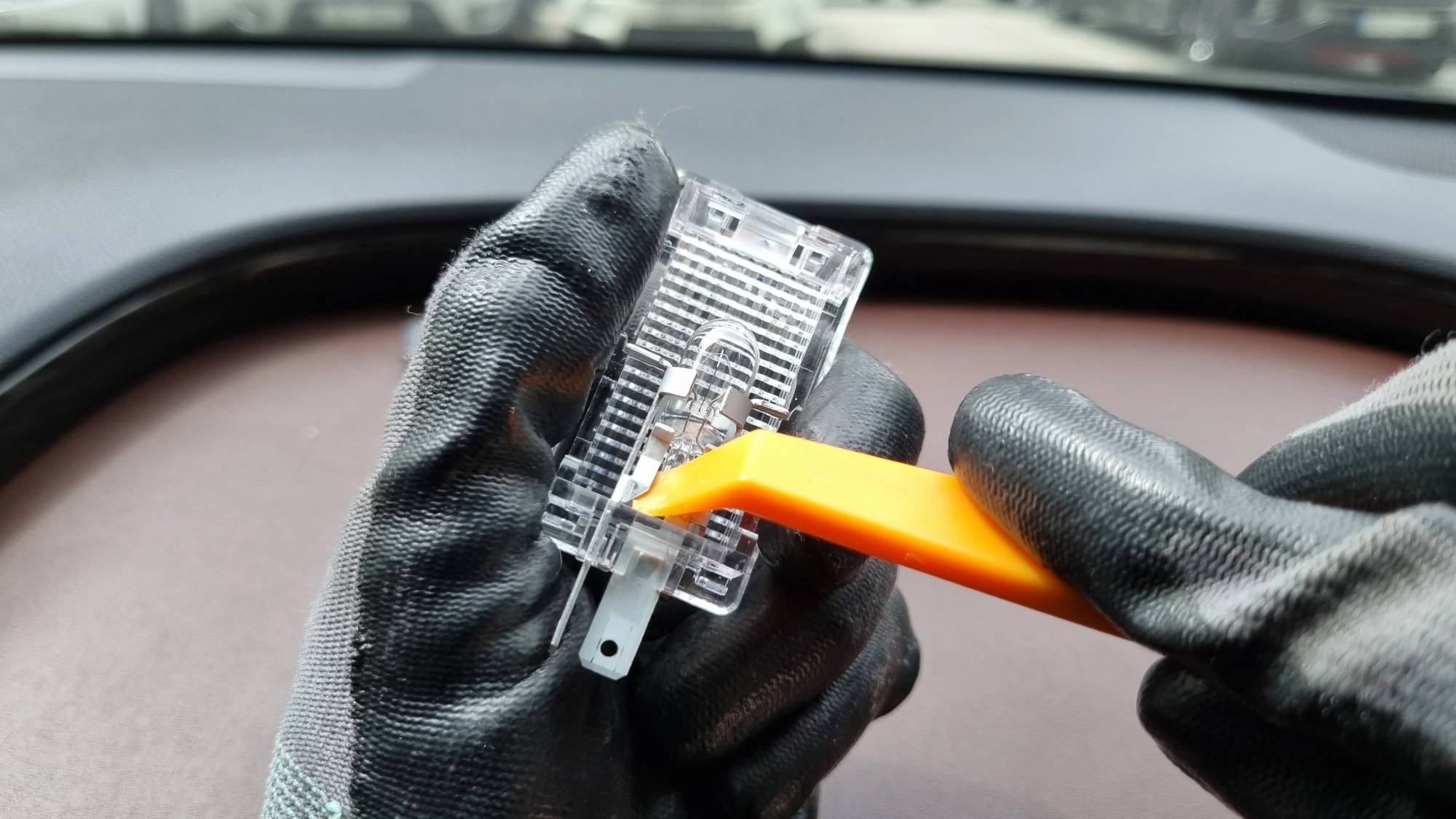 전구 빼는 모습