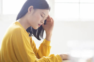 머리가 어지러운 여성