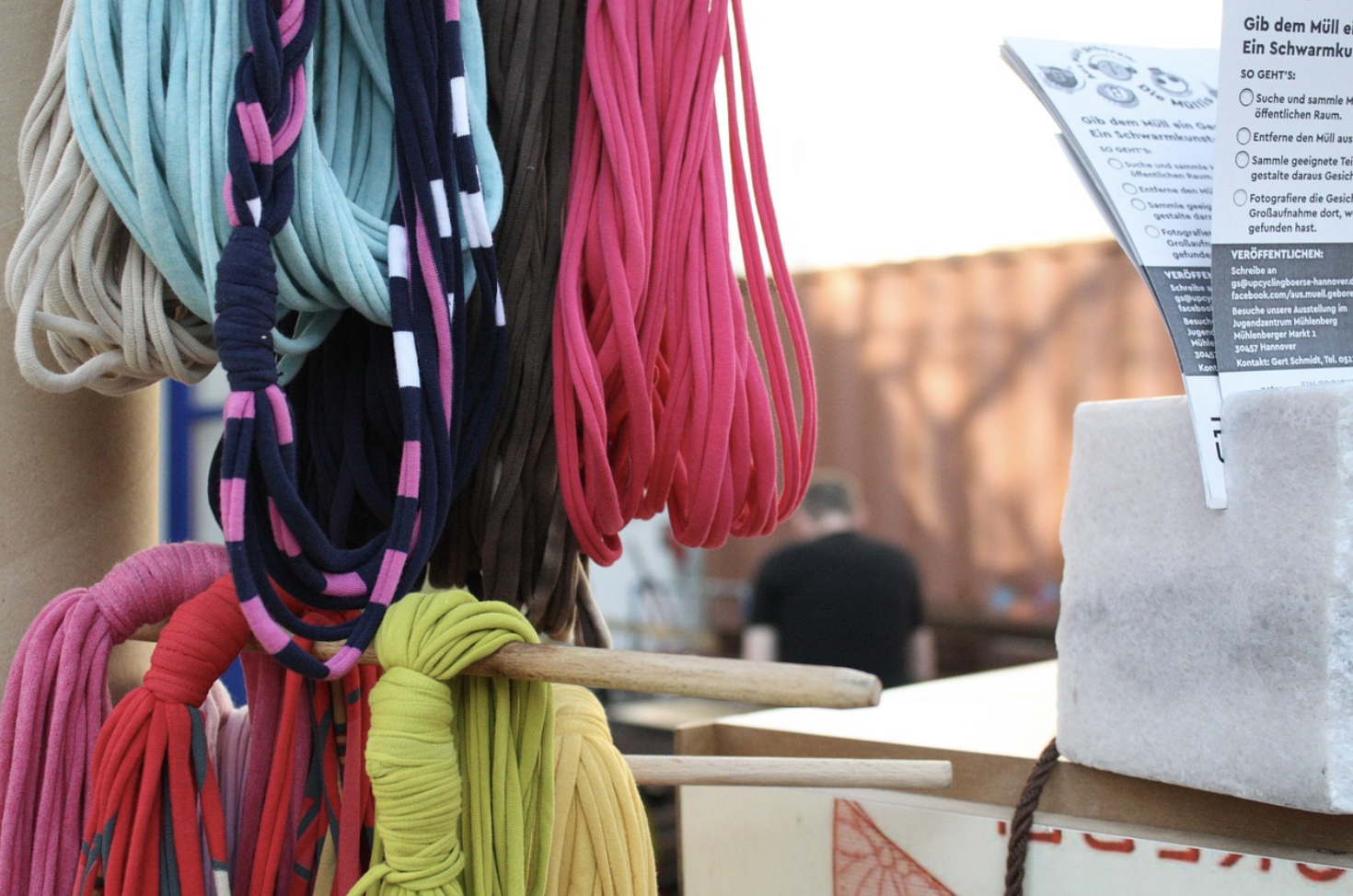 헌 옷의 화려한 변신: 패브릭 업 사이클링으로 만드는 예술 작품