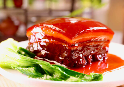 동파육이 청경채와 함께 그릇에 먹음직스럽게 담겨있다.