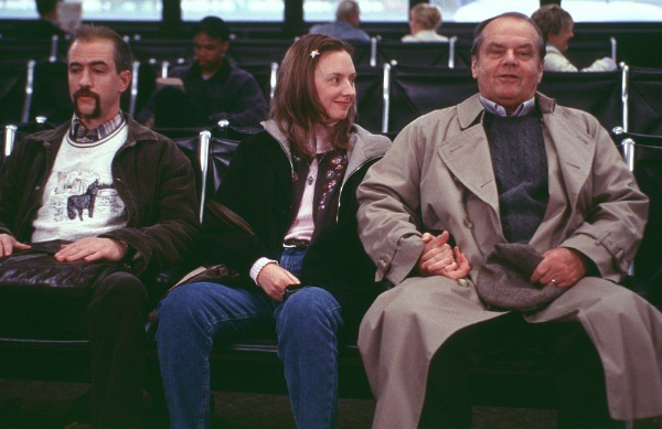 한명의 노인과 손을 잡고 있는 여성.