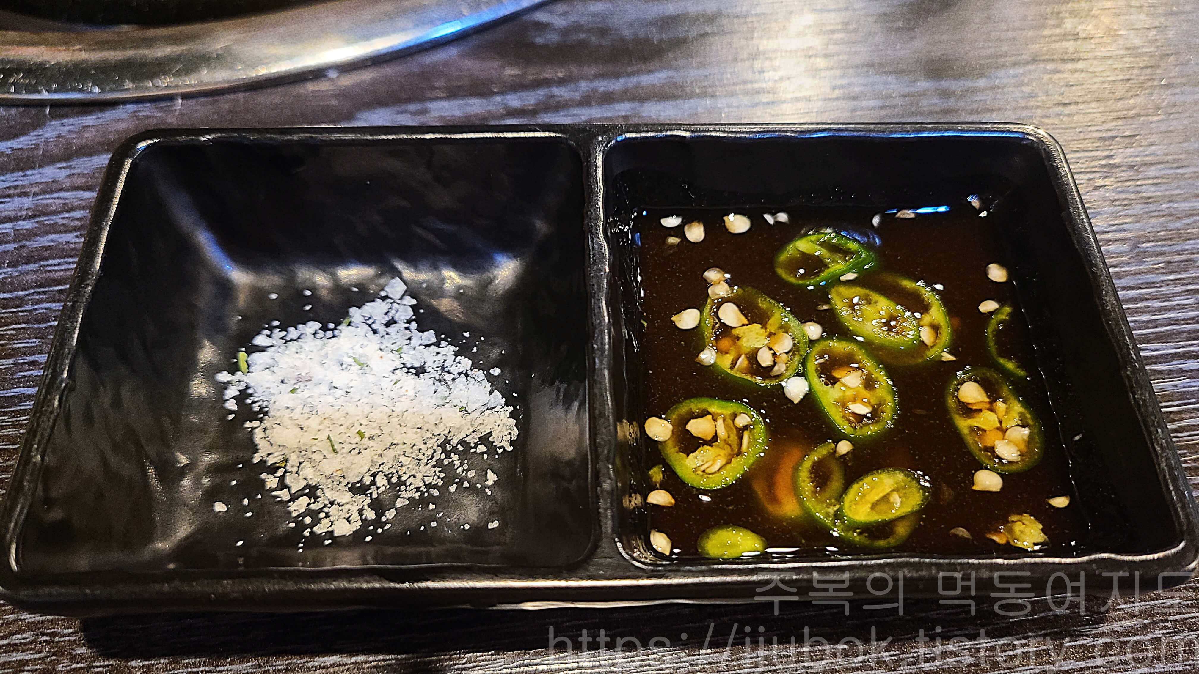 유가네알찬소곱창-밑반찬-소스