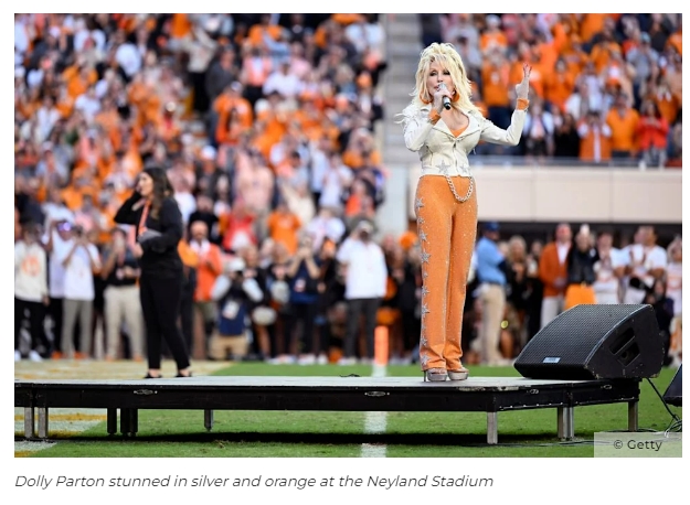 나이가 무색한 77세 '돌리 파튼'의 놀라운 공연 무대 모습 VIDEO: Dolly Parton, 77, rocks rhinestone-studded jacket and electric orange flares in Tennessee
