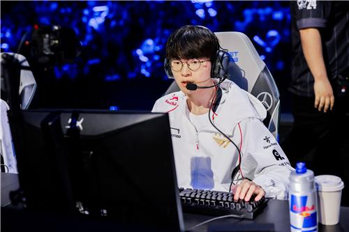 3일(한국 시간) 영국 런던 O2 아레나에서 열린 2024 롤드컵 결승전에서 T1 페이커가 경기를 펼치고 있다.