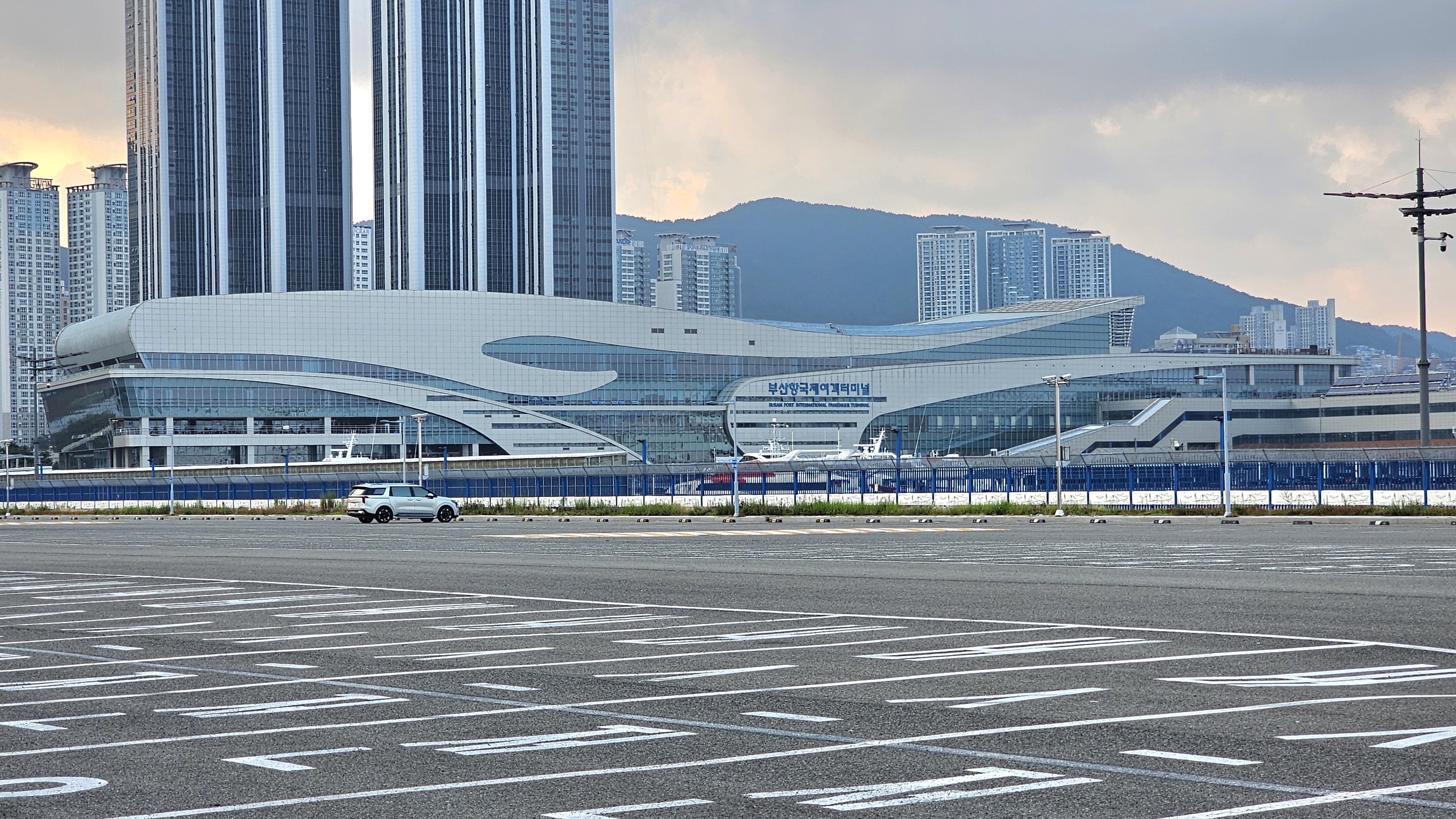 북항 국제터미널과 정박한 크루즈선 풍경