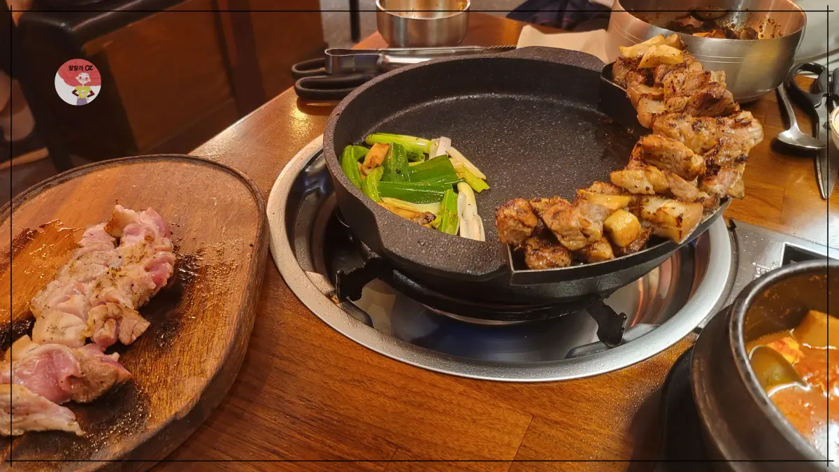 경기-남양주-우돈탄-다산본점-테이블-위-불판에서-잘구워진-고기와-다음-차례를-기다리는-추가분-목살