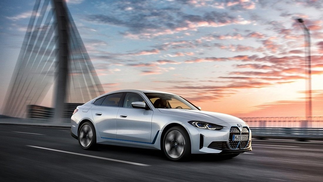 BMW i4 주행 전면 사진 출처 다음 자동차