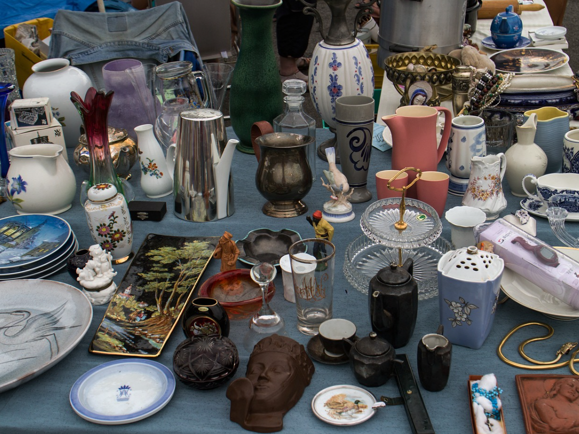 중고물품을 거래하는 벼룩시장 사진