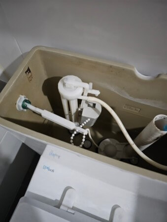 변기가-고장나-상판을-열어-살펴보는-중