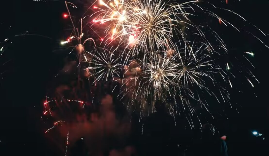 평택호 물빛축제 밤하늘을 수놓은 화려한 불꽃놀이 장면