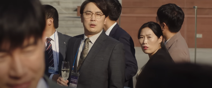 정직한후보2공식예고편스틸컷_라미란과김무열을바라보는조실장