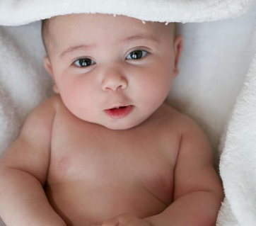 엄마를 바라보는 아기